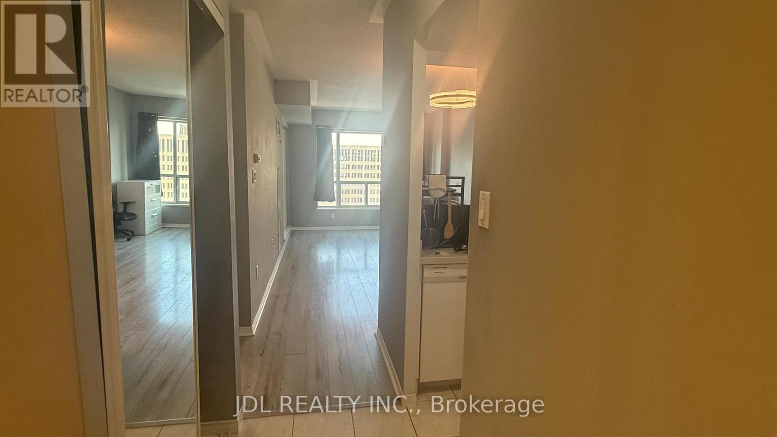 1610 - 887 BAY STREET Image 4