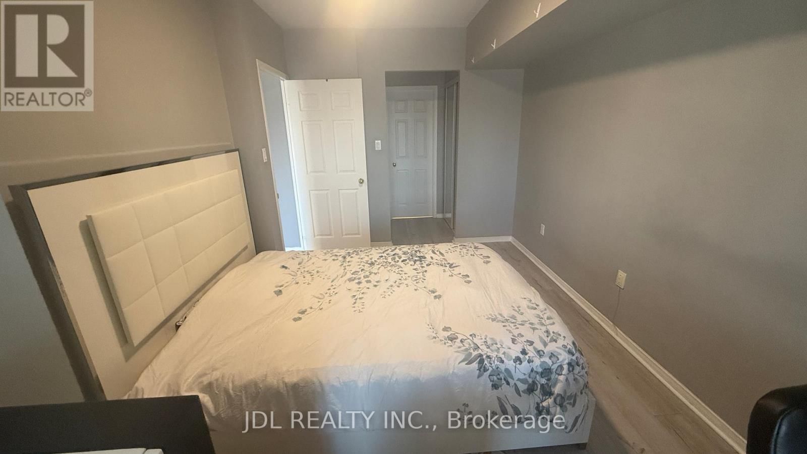 1610 - 887 BAY STREET Image 7