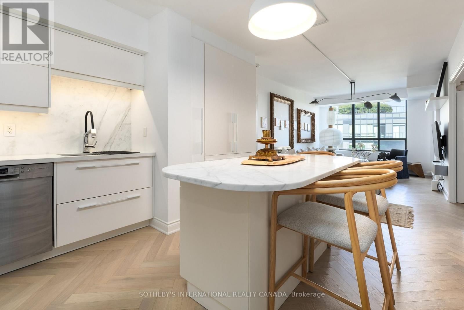 801 - 20 COLLIER STREET Image 3