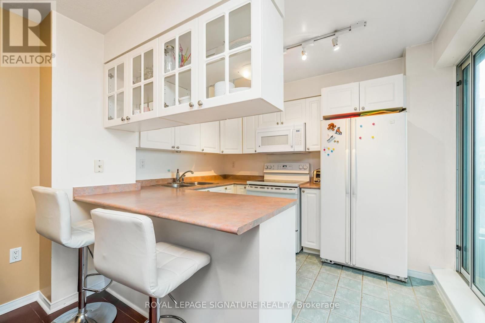 606 - 887 BAY STREET Image 12