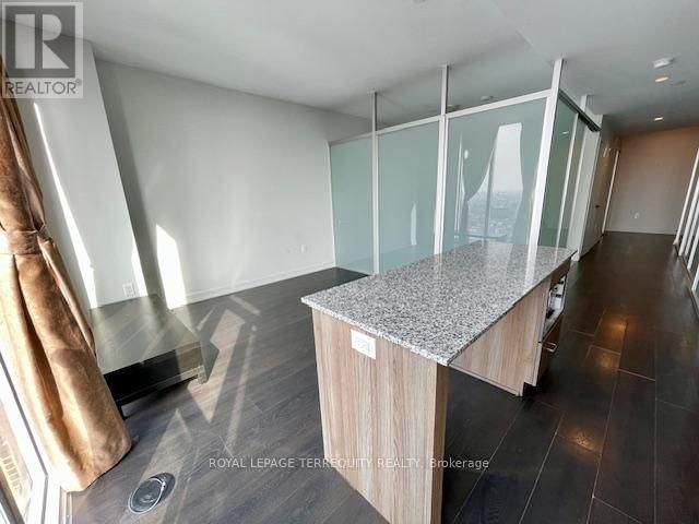 PH101 - 426 UNIVERSITY AVENUE Image 10