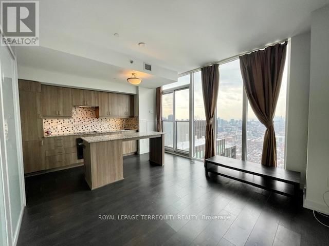 PH101 - 426 UNIVERSITY AVENUE Image 12