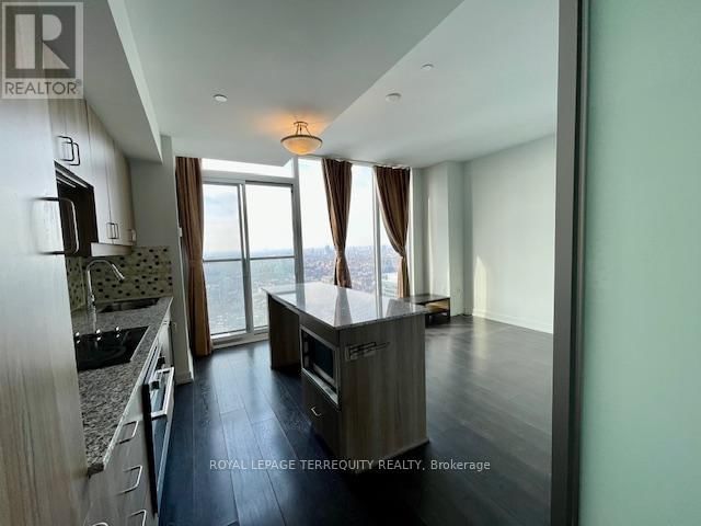 PH101 - 426 UNIVERSITY AVENUE Image 13