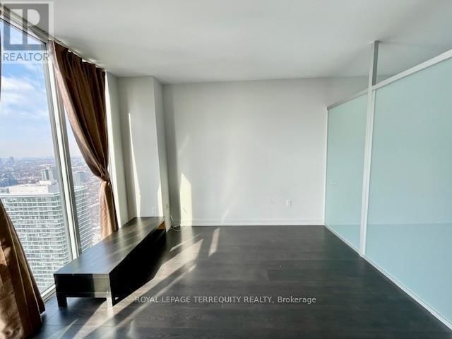 PH101 - 426 UNIVERSITY AVENUE Image 16