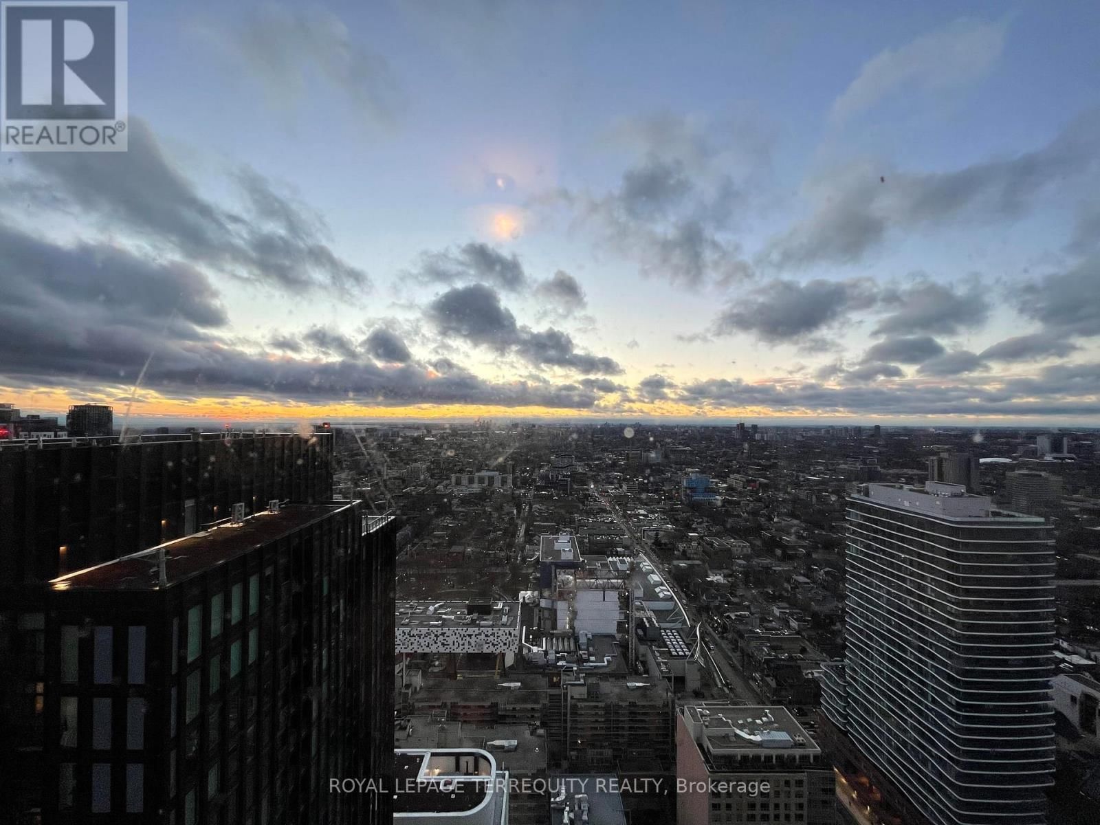 PH101 - 426 UNIVERSITY AVENUE Image 19