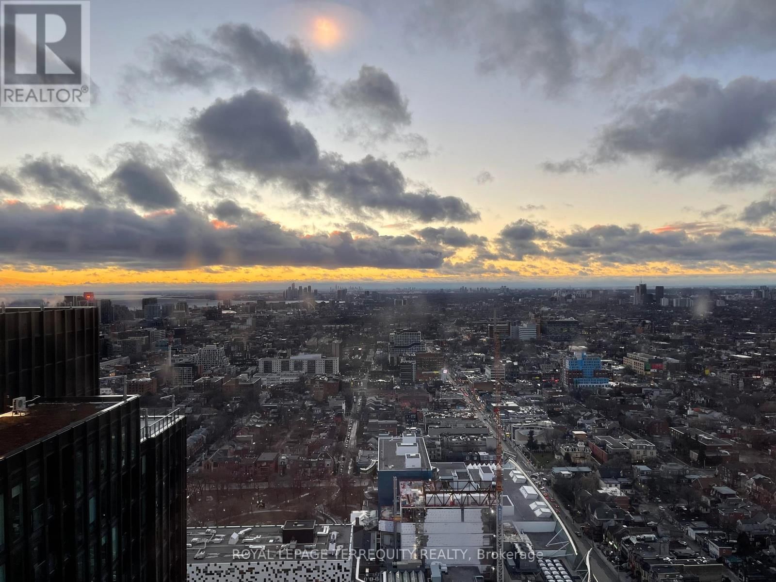 PH101 - 426 UNIVERSITY AVENUE Image 20