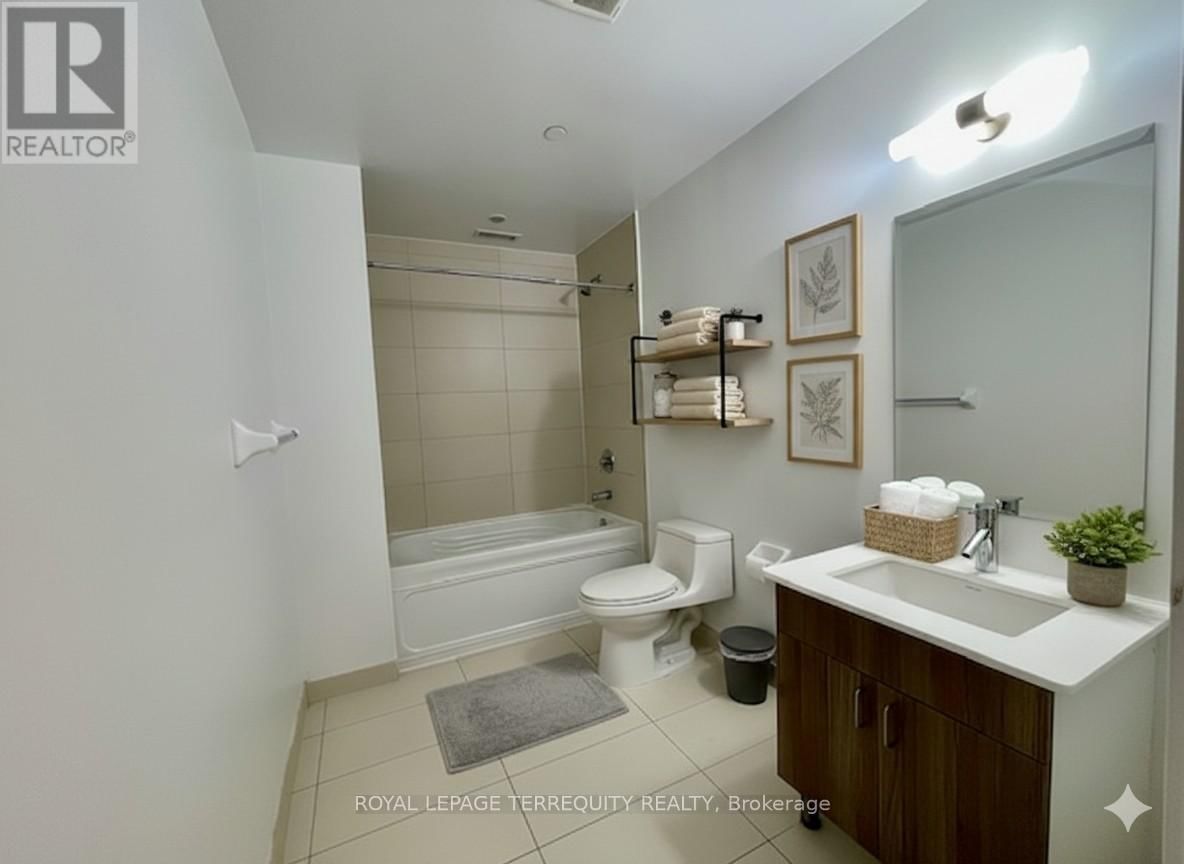 PH101 - 426 UNIVERSITY AVENUE Image 24