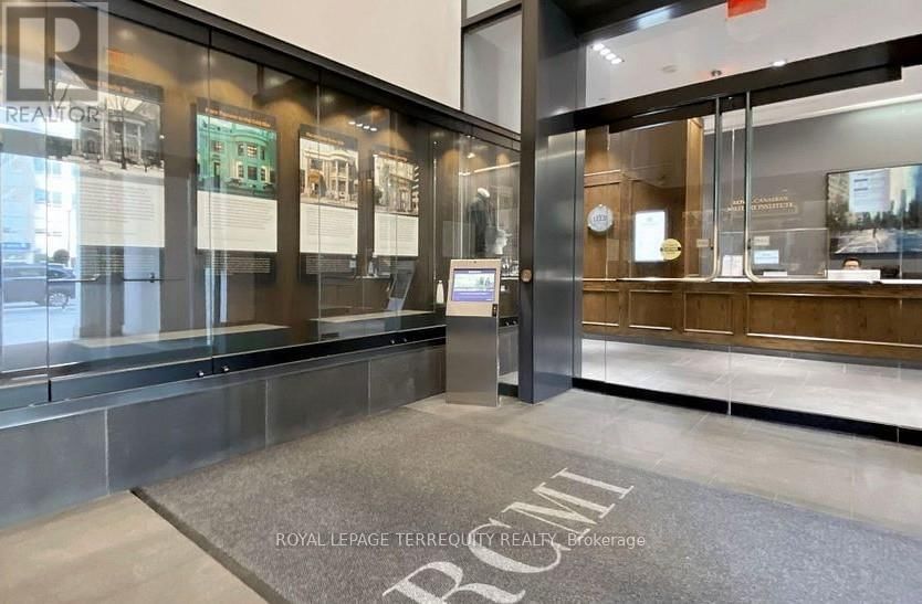 PH101 - 426 UNIVERSITY AVENUE Image 35