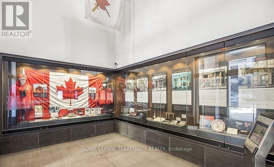 PH101 - 426 UNIVERSITY AVENUE Image 36