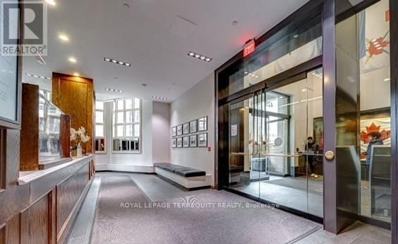 PH101 - 426 UNIVERSITY AVENUE Image 37