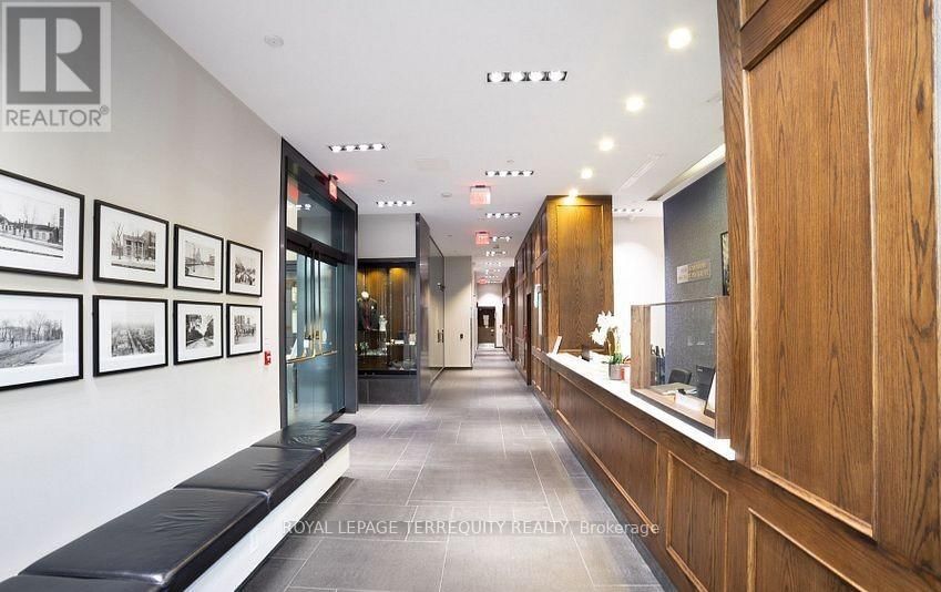 PH101 - 426 UNIVERSITY AVENUE Image 39