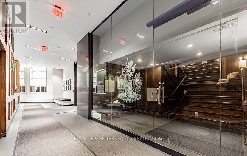 PH101 - 426 UNIVERSITY AVENUE Image 40