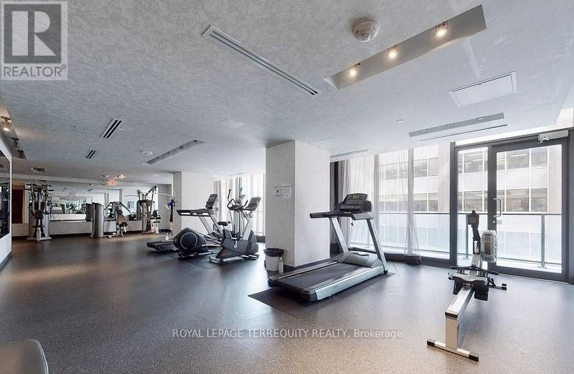 PH101 - 426 UNIVERSITY AVENUE Image 43