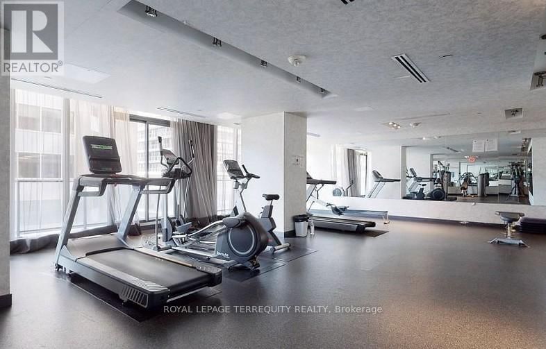 PH101 - 426 UNIVERSITY AVENUE Image 44