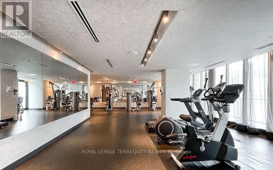 PH101 - 426 UNIVERSITY AVENUE Image 45