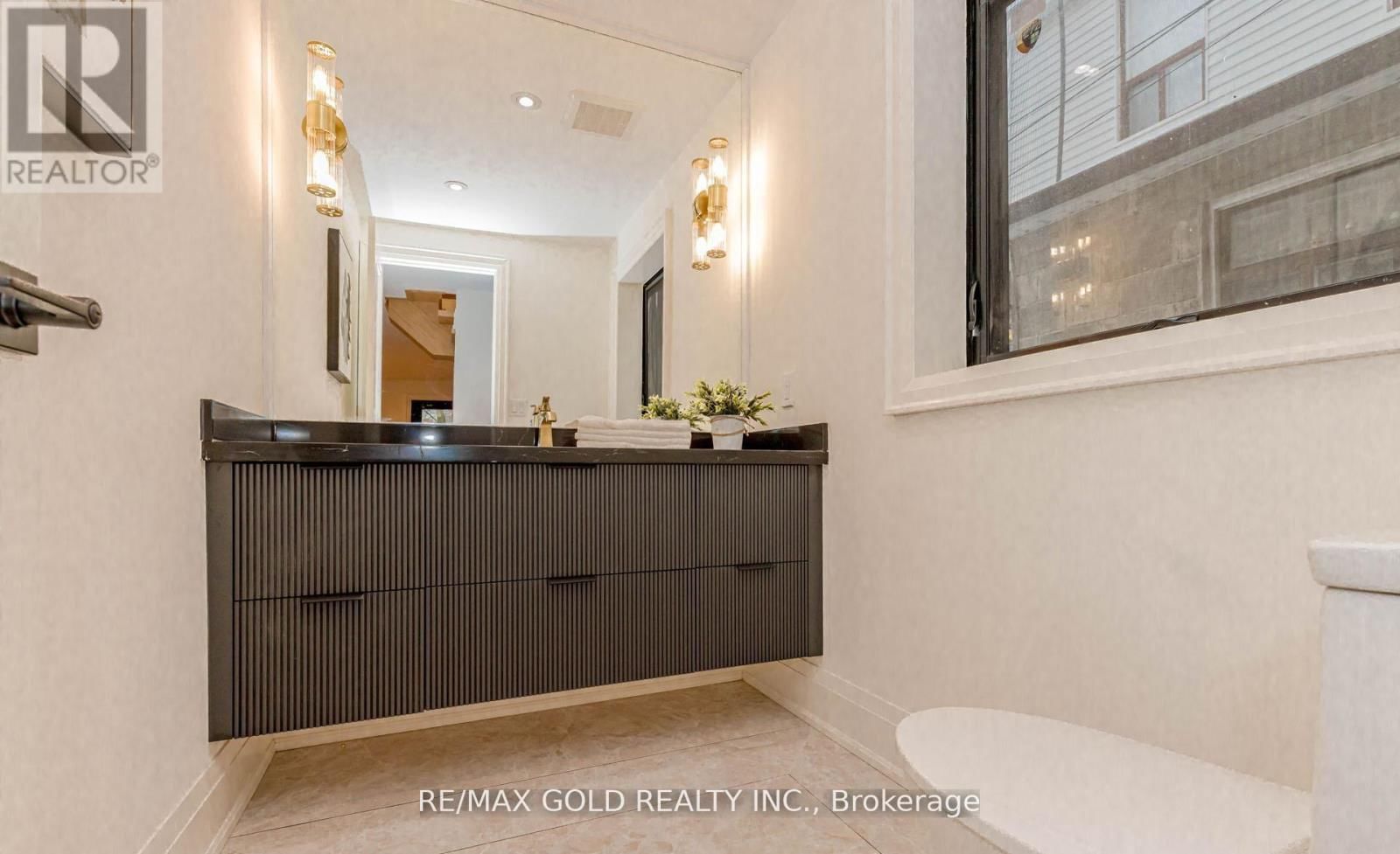 786 EUCLID AVENUE Image 19