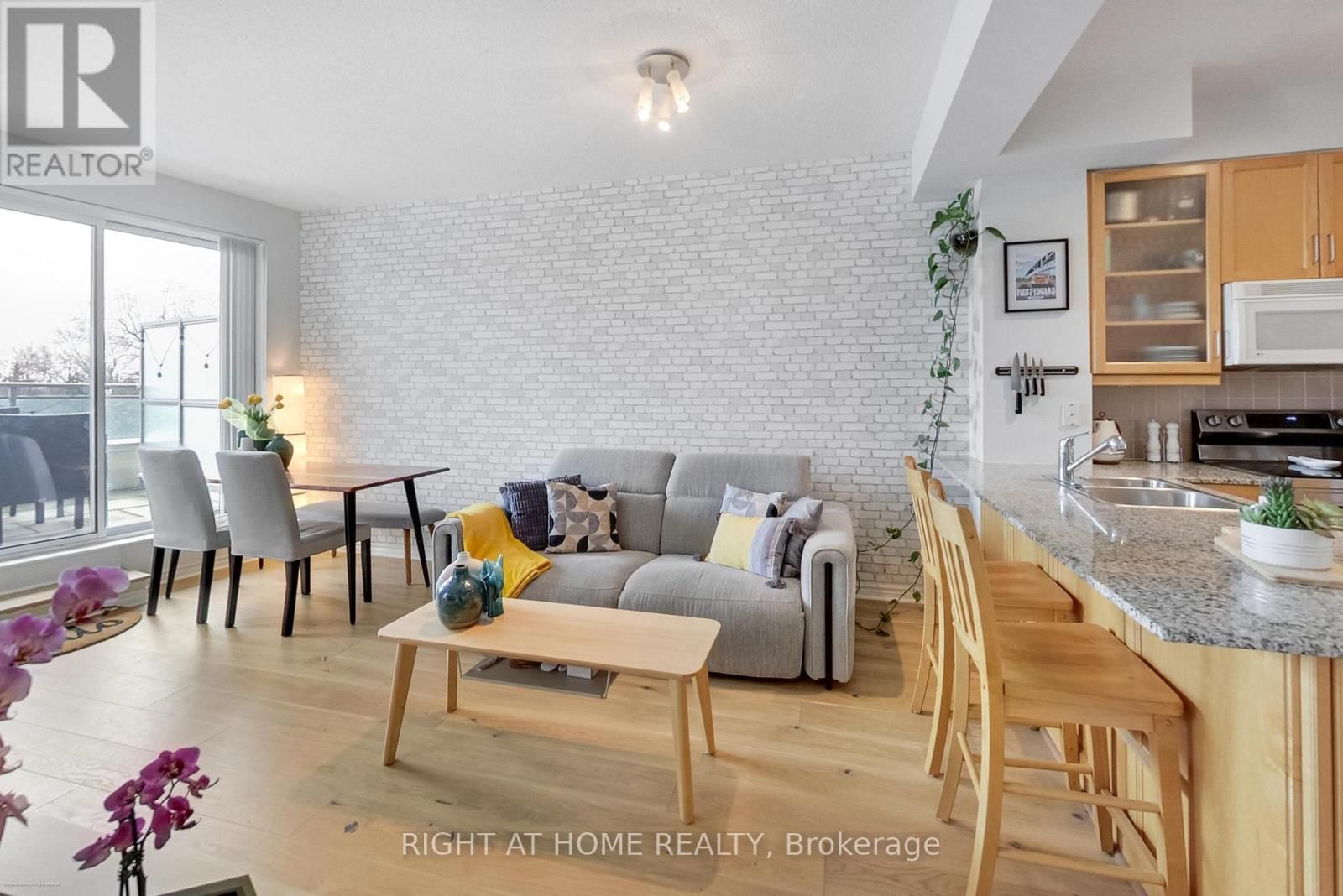 308 - 60 BYNG AVENUE Image 4