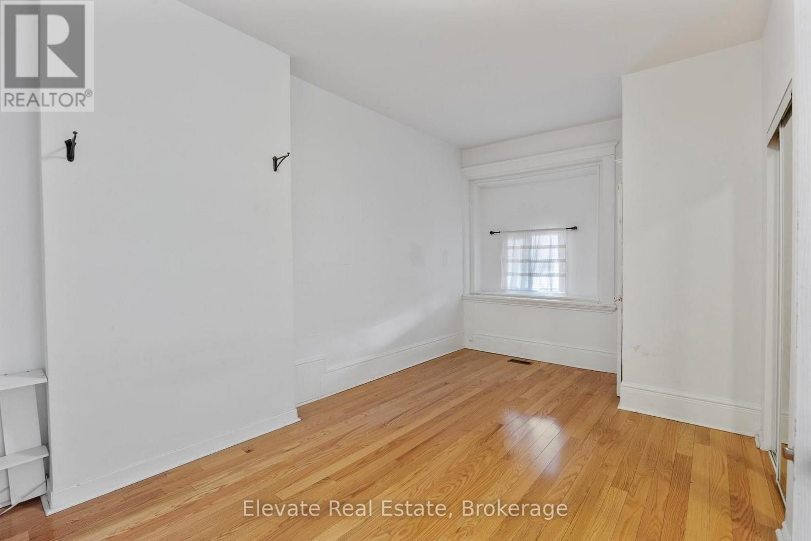 846 COLLEGE STREET Image 32