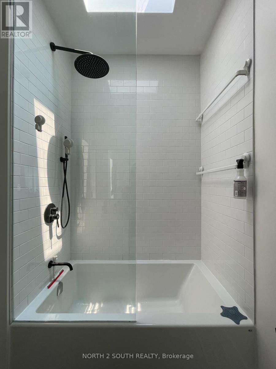 B - 918 MANNING AVENUE Image 9