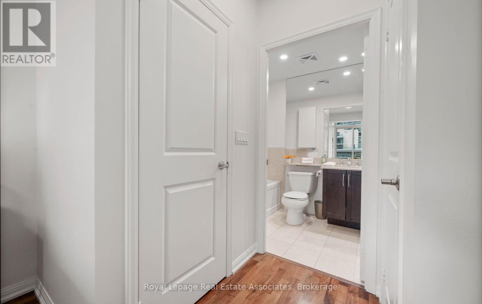 908 - 21 GRAND MAGAZINE STREET Image 14