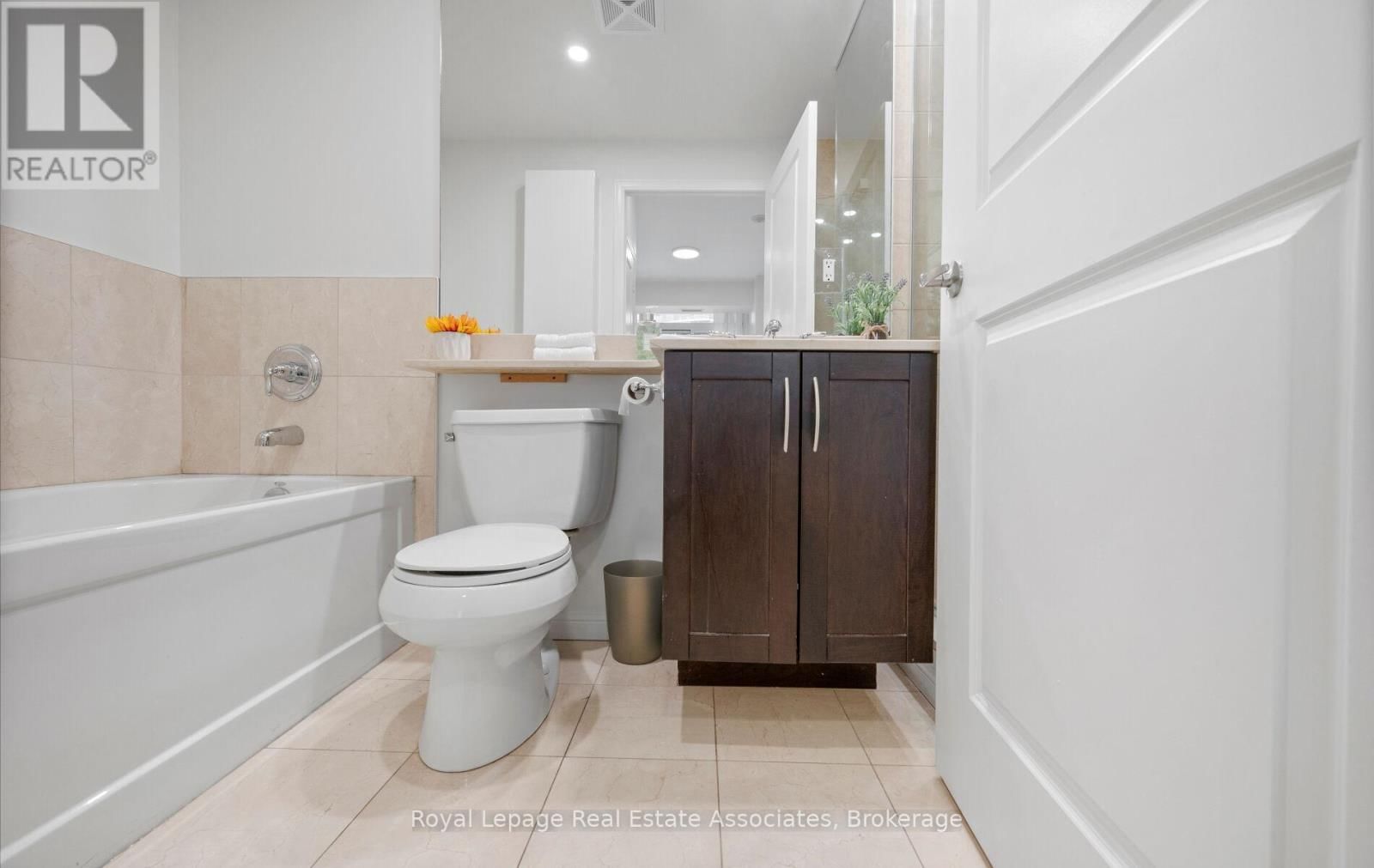 908 - 21 GRAND MAGAZINE STREET Image 15