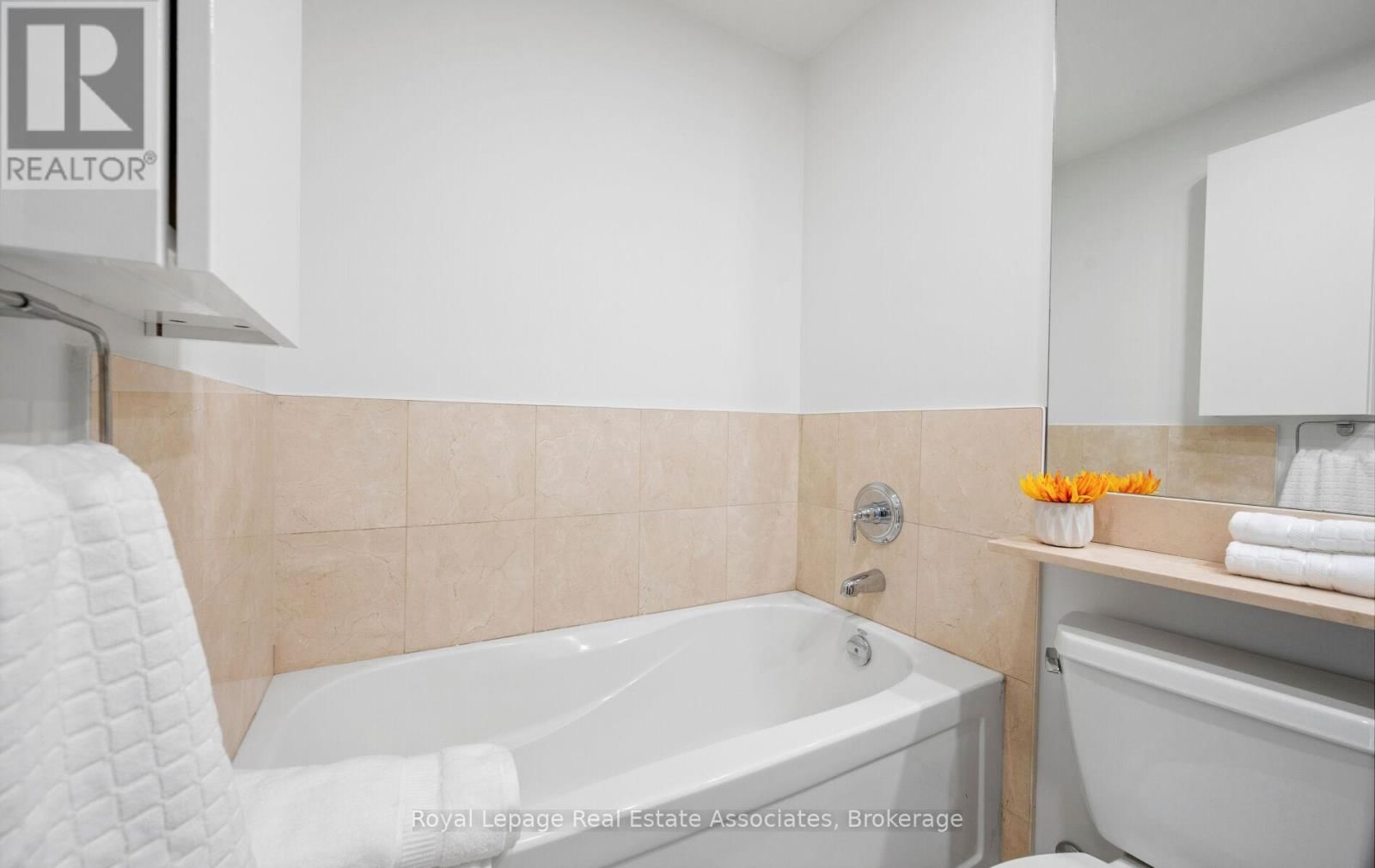 908 - 21 GRAND MAGAZINE STREET Image 16