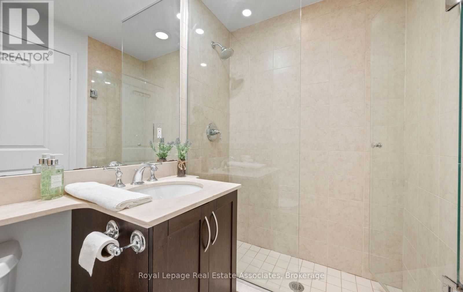 908 - 21 GRAND MAGAZINE STREET Image 17