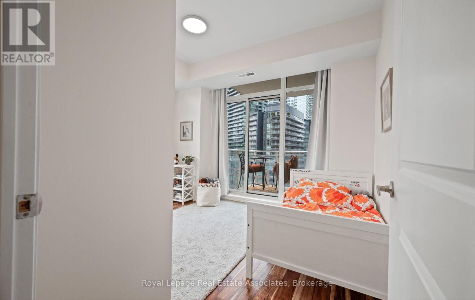 908 - 21 GRAND MAGAZINE STREET Image 18