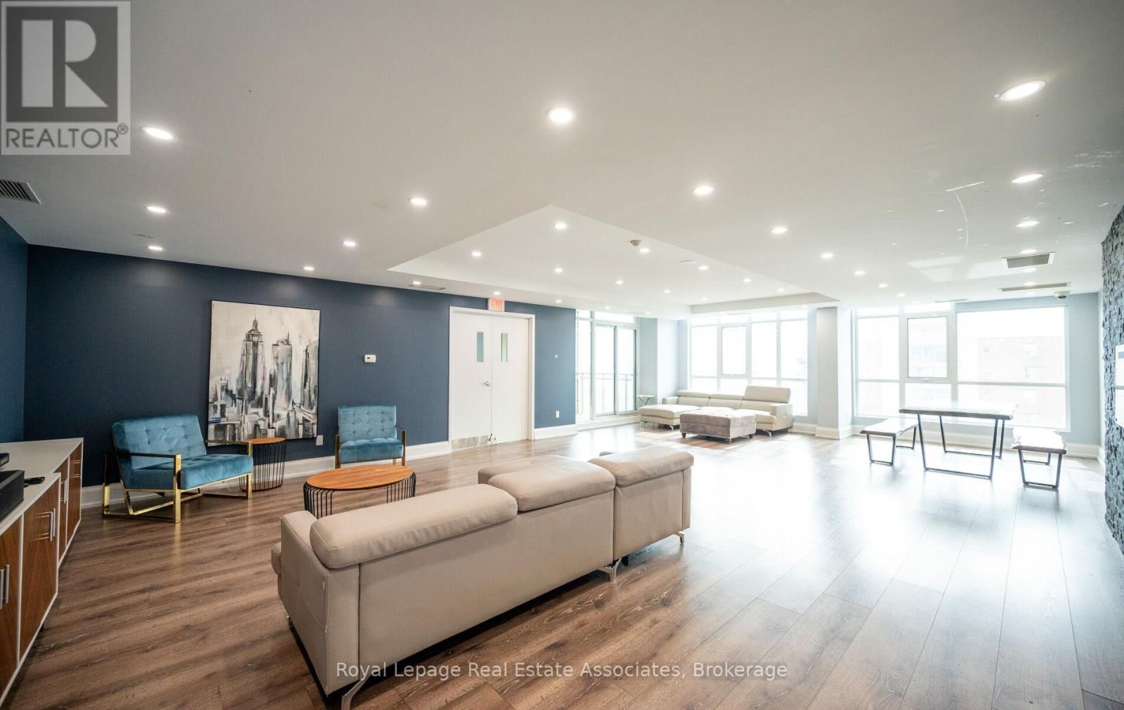 908 - 21 GRAND MAGAZINE STREET Image 34