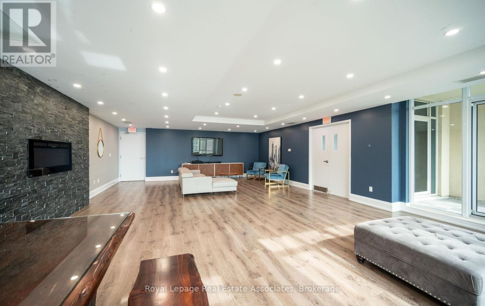 908 - 21 GRAND MAGAZINE STREET Image 35