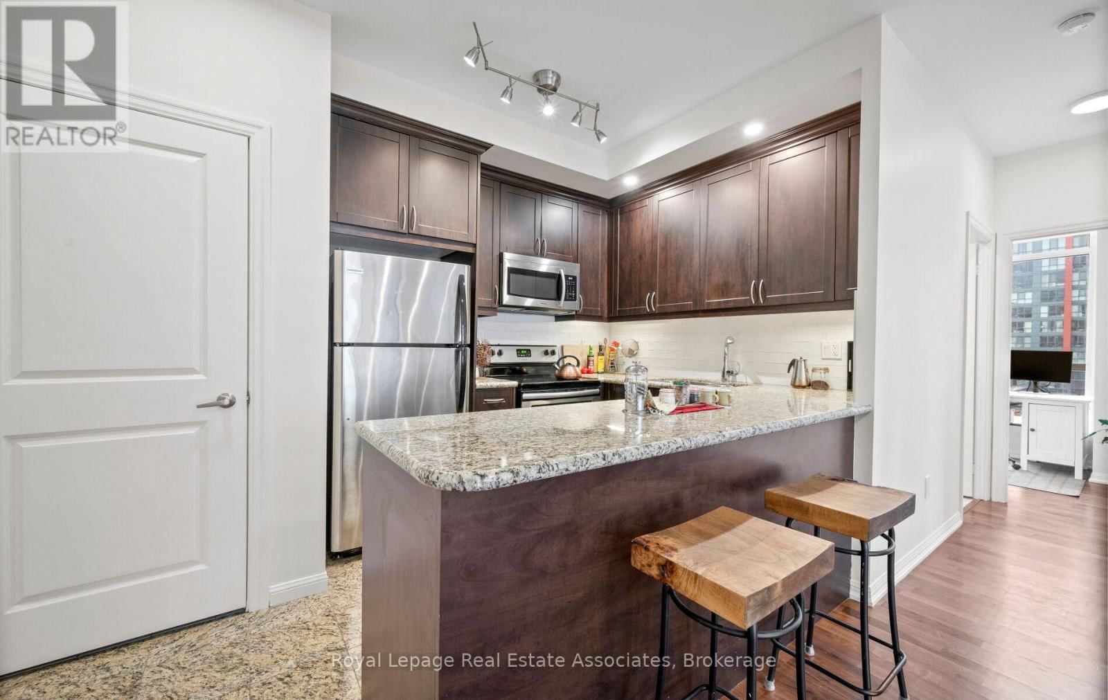 908 - 21 GRAND MAGAZINE STREET Image 7