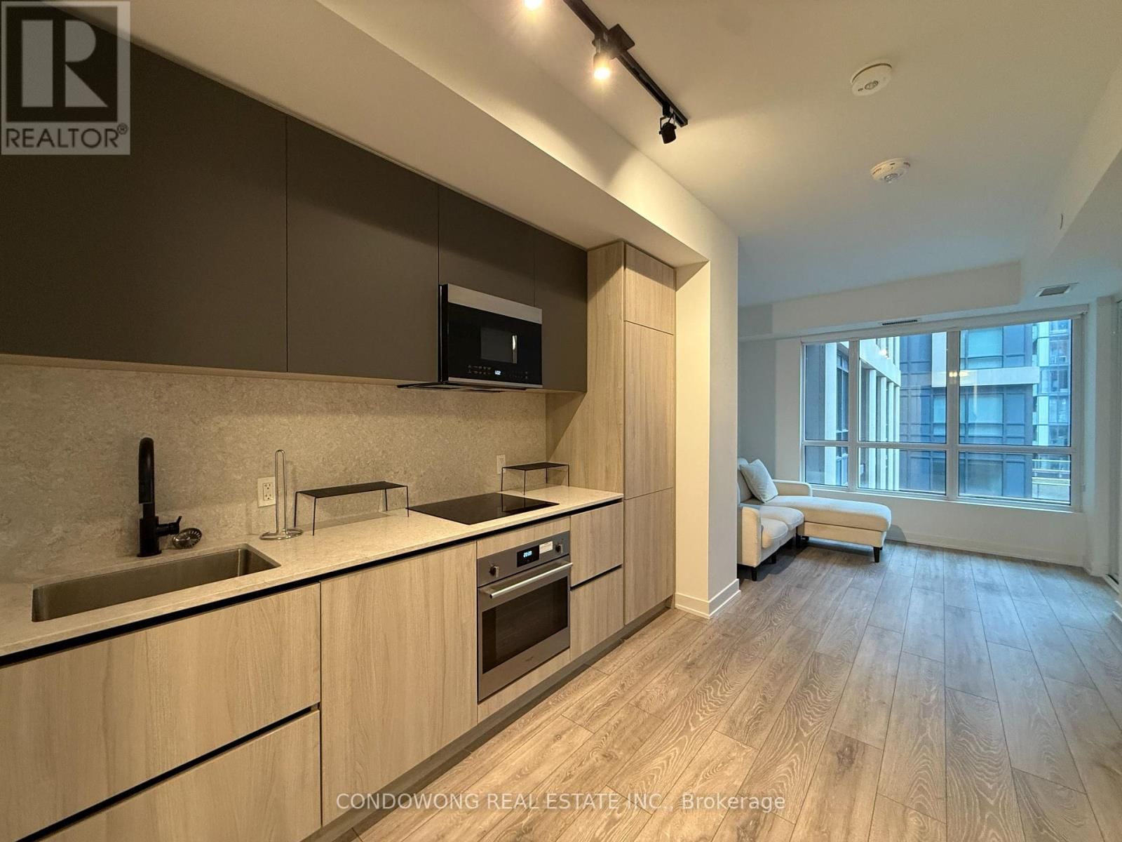 912 - 108 PETER STREET Image 1