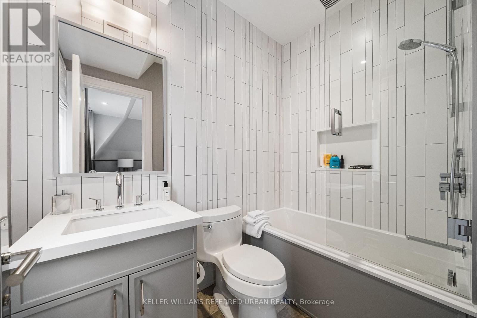 130 B FARNHAM AVENUE Image 36