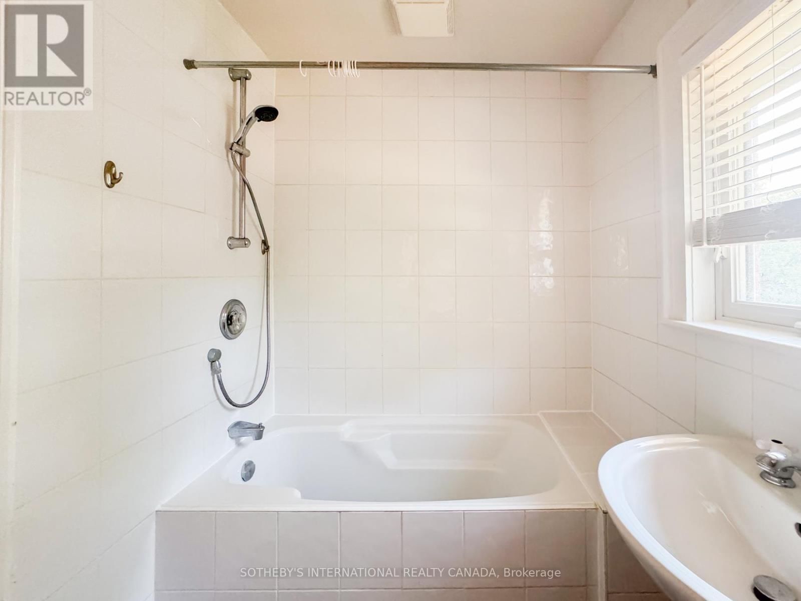 48 LAWRENCE AVENUE WEST Image 16