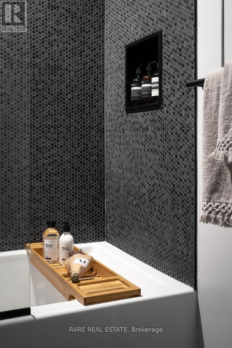 1101 - 30 MUTUAL STREET Image 12