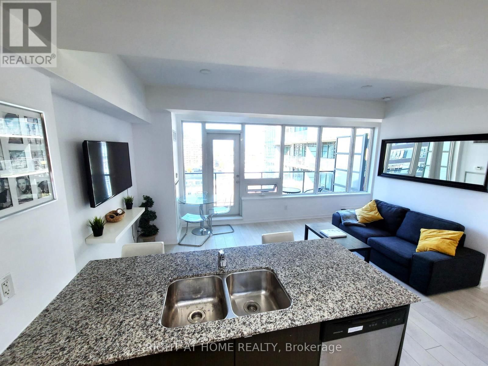 917 - 55 EAST LIBERTY STREET Image 8