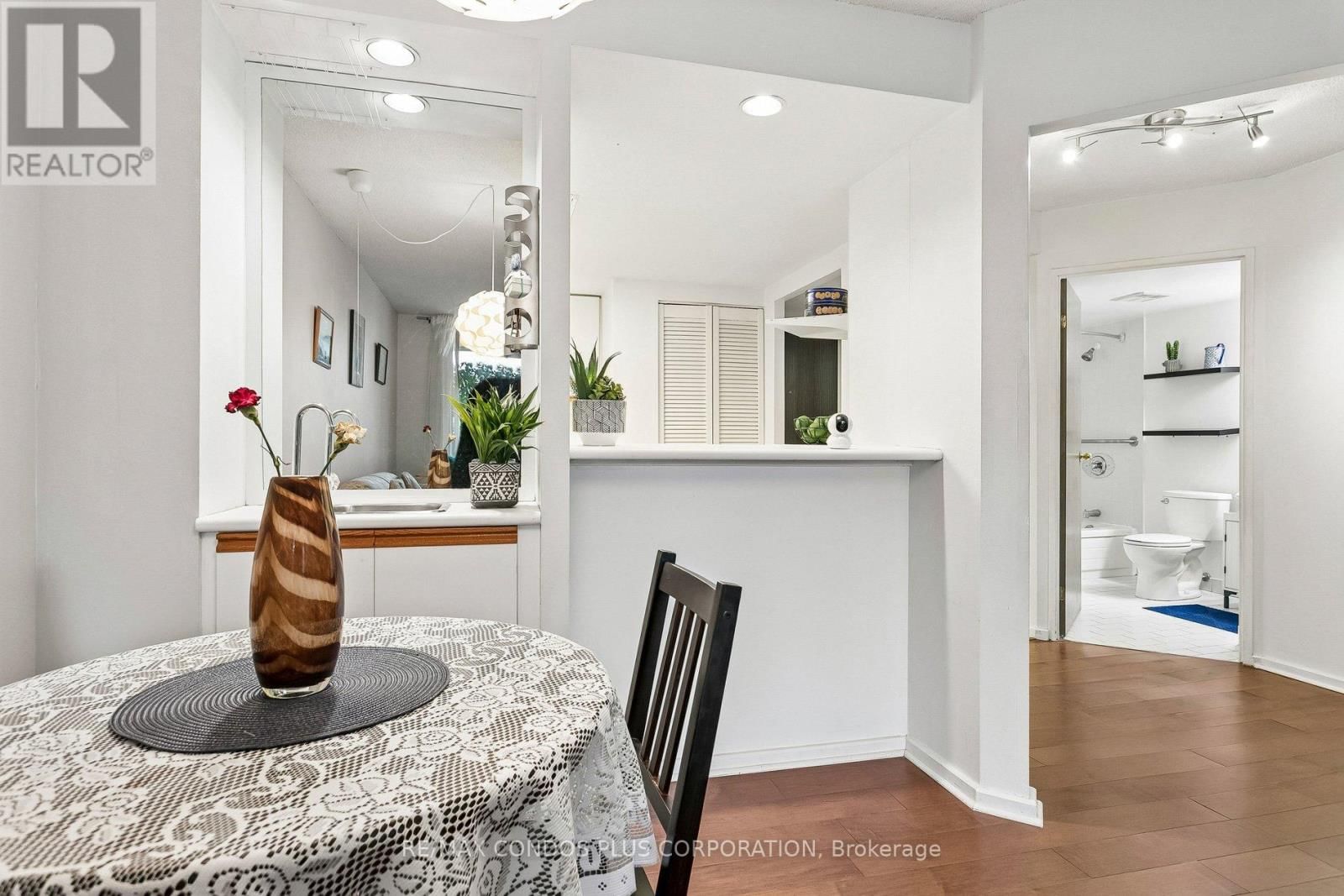 204 - 15 MAITLAND PLACE Image 8