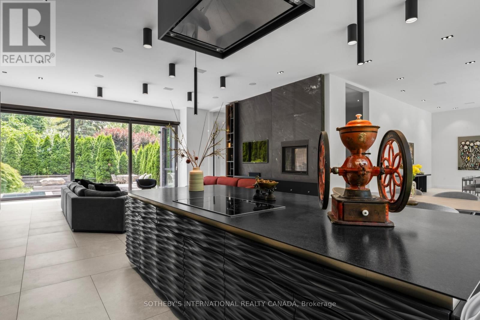 108 STRATFORD CRESCENT Image 17