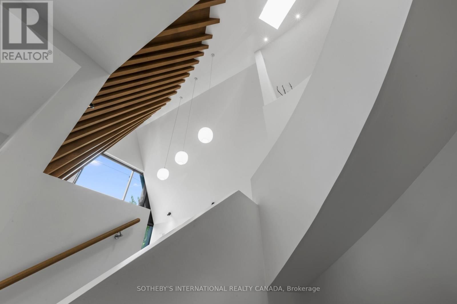 108 STRATFORD CRESCENT Image 22