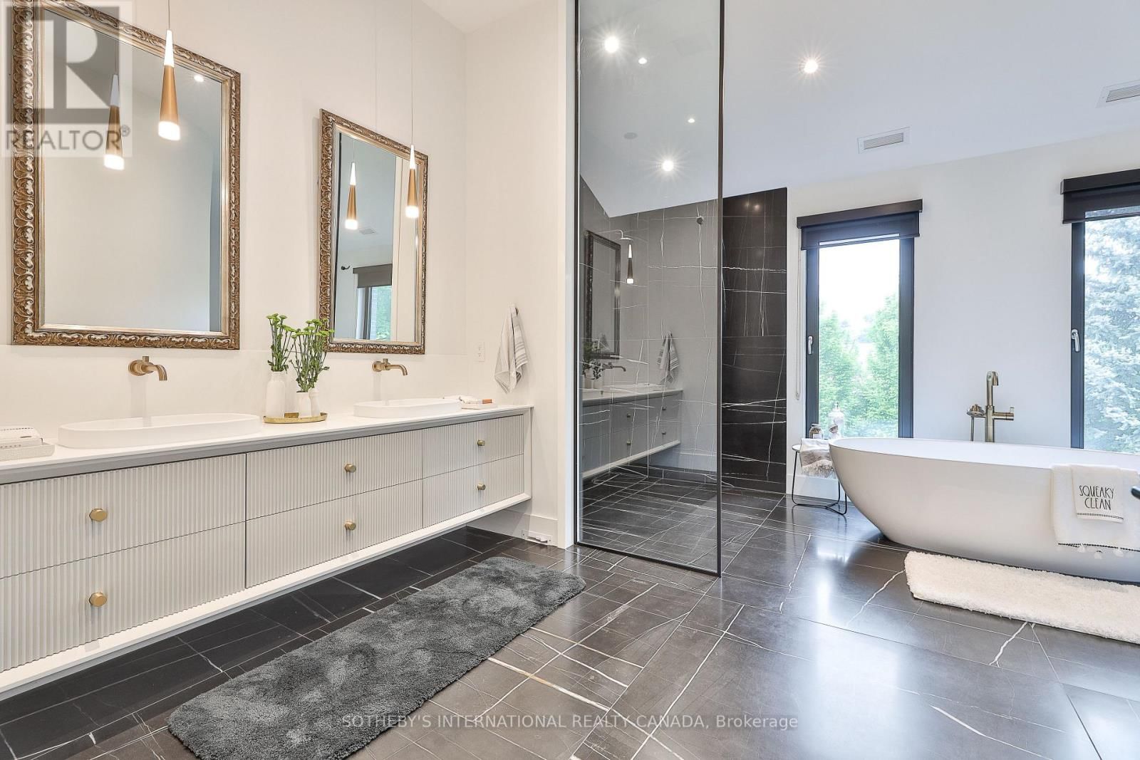 108 STRATFORD CRESCENT Image 31