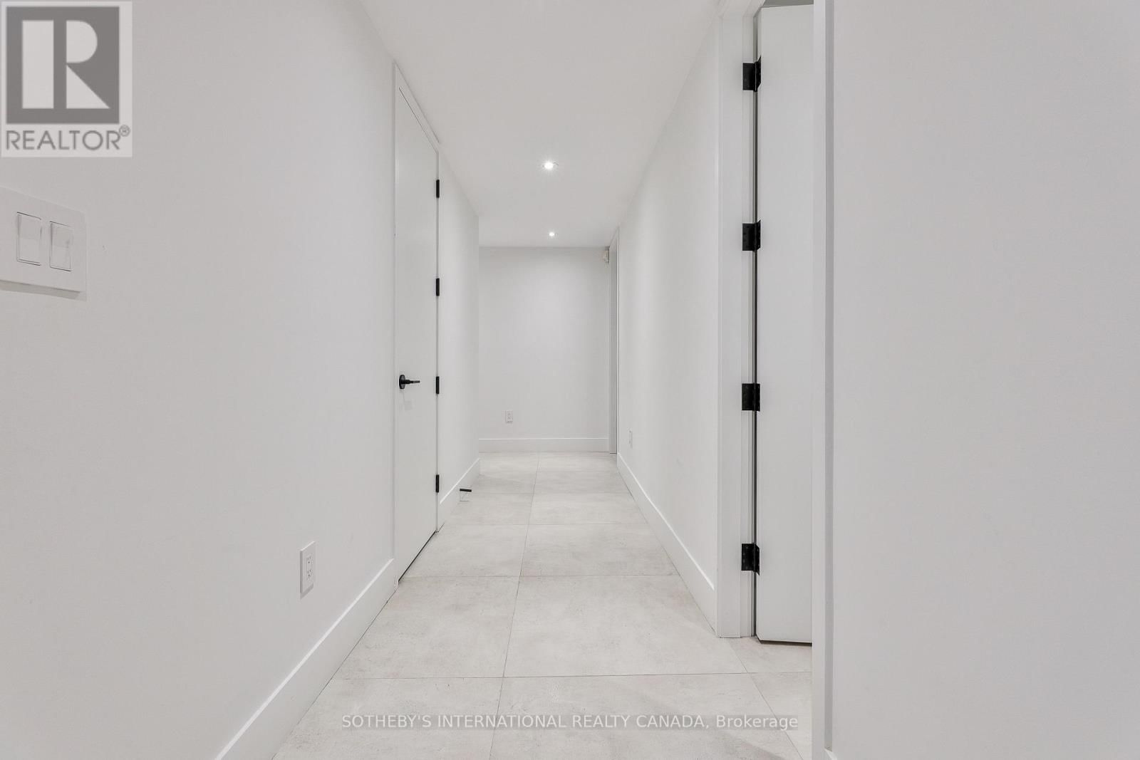 108 STRATFORD CRESCENT Image 33