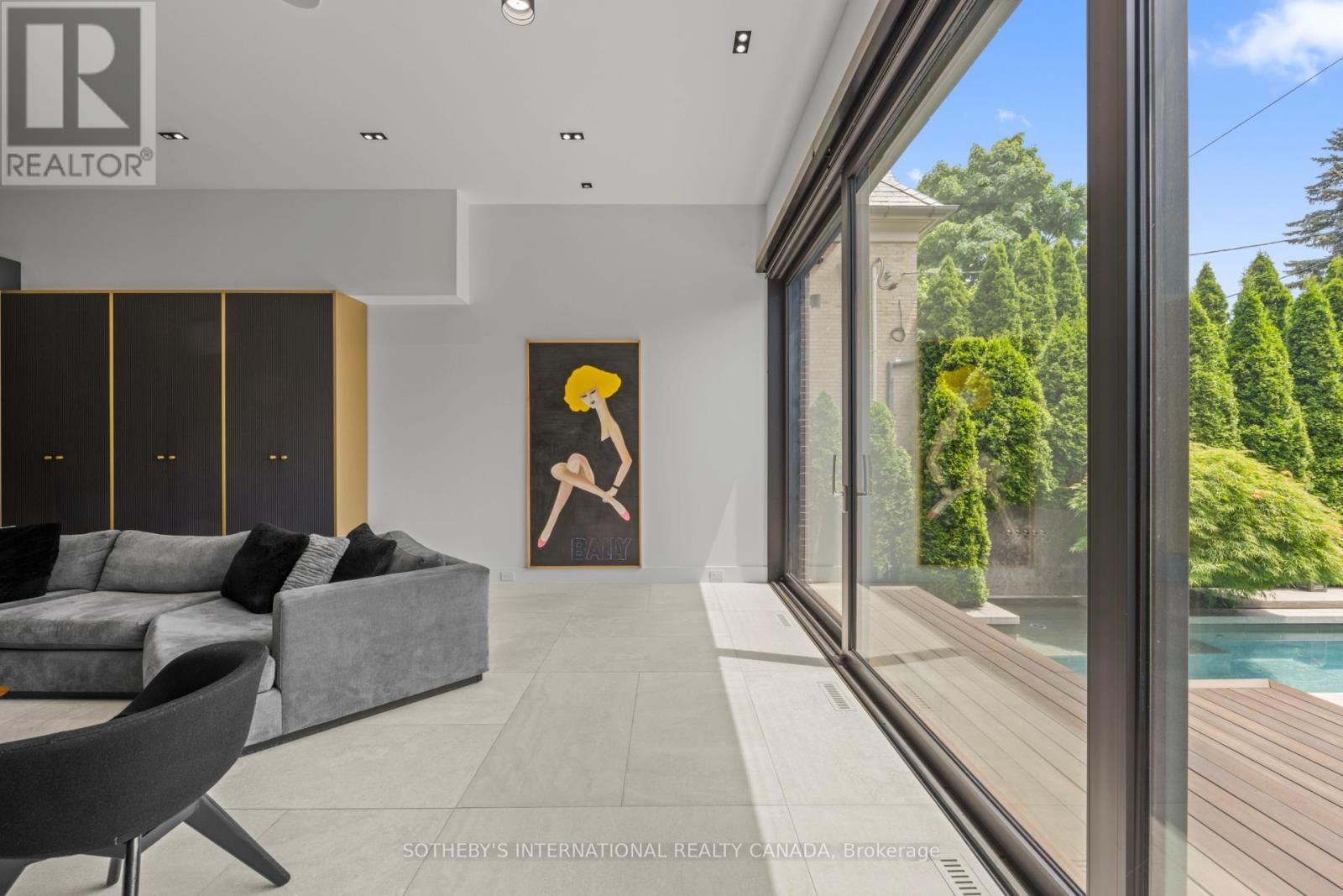 108 STRATFORD CRESCENT Image 9