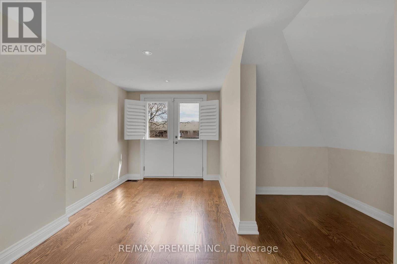 215 GRACE STREET Image 25