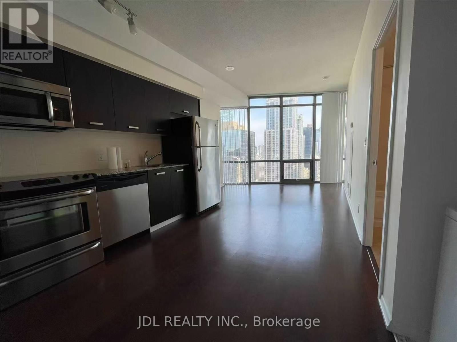 3409 - 832 BAY STREET Image 1