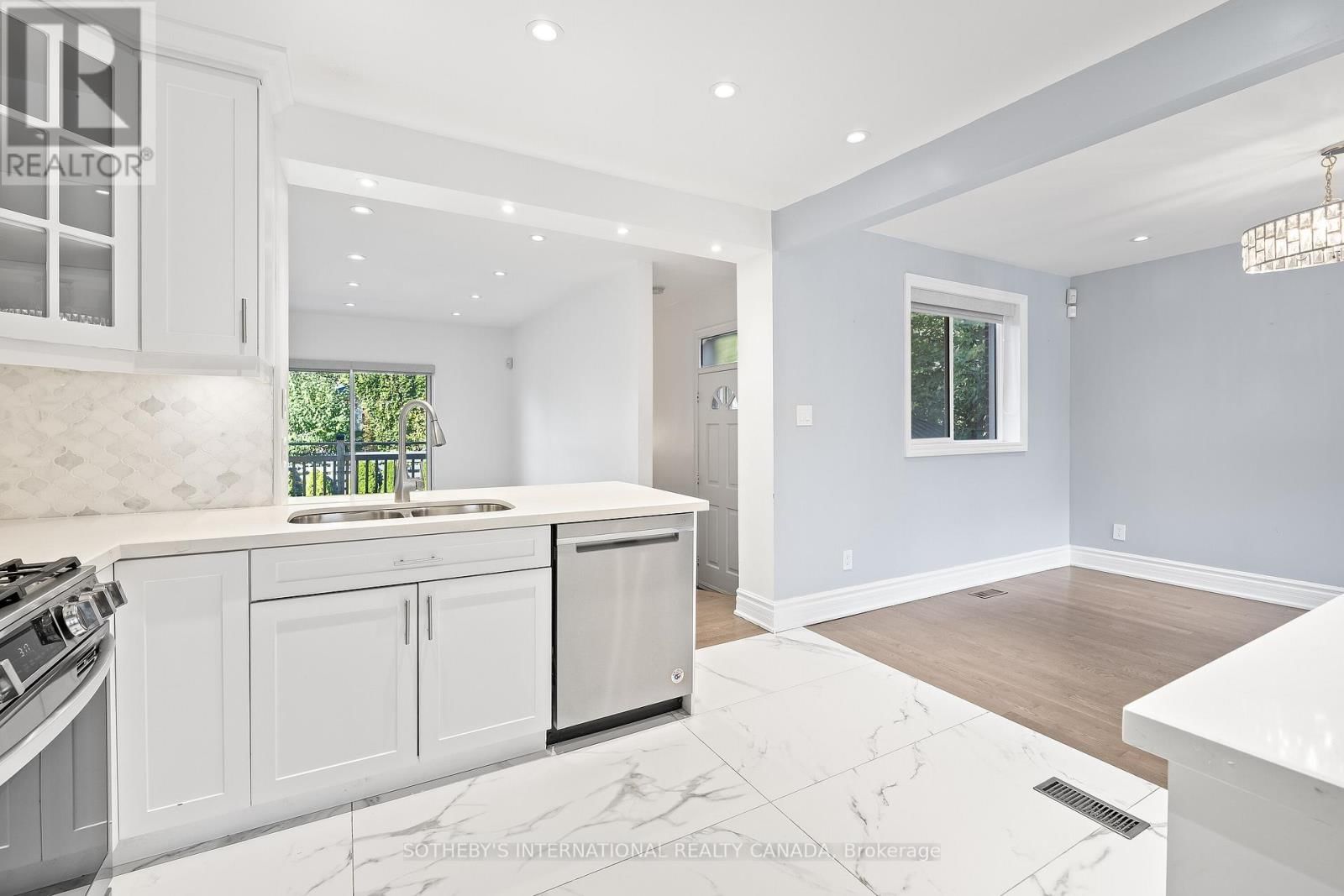 108 LYNEDOCK CRESCENT Image 12