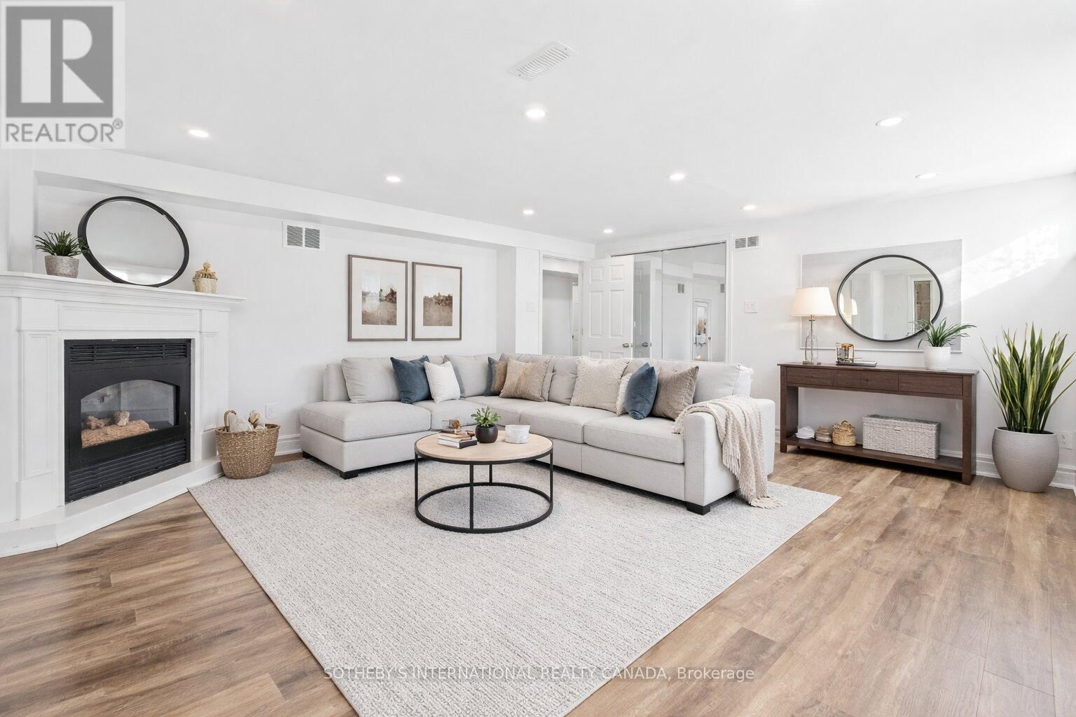 108 LYNEDOCK CRESCENT Image 22