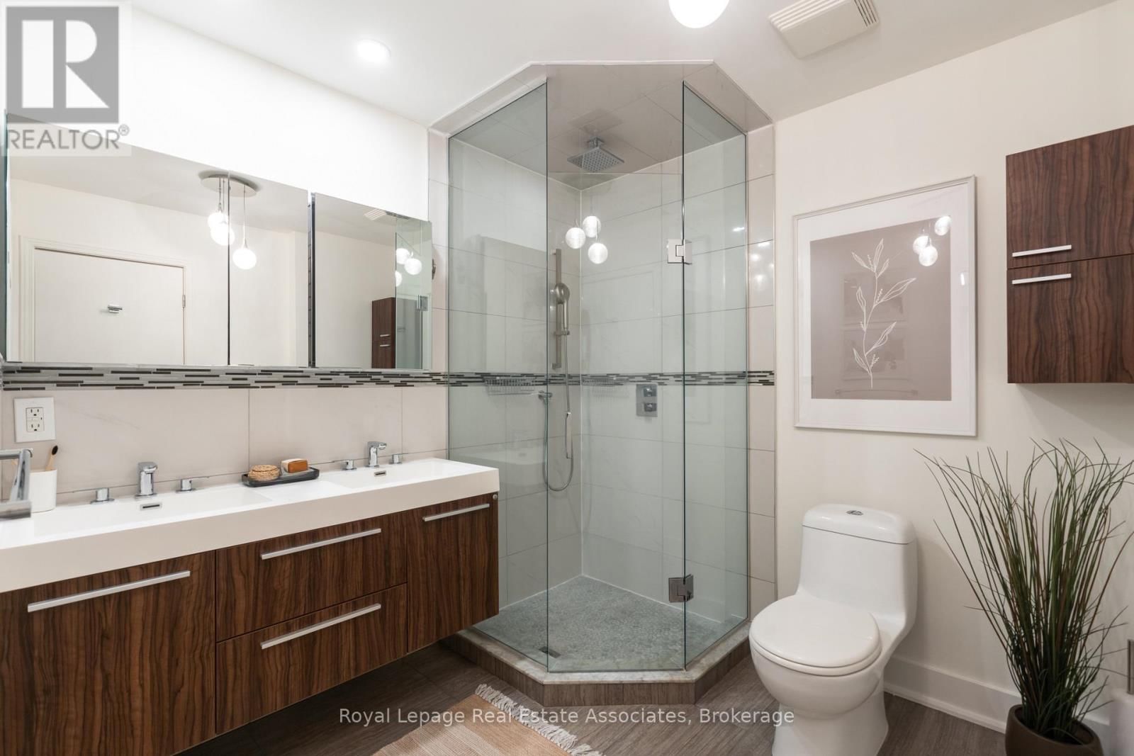 Th103 - 500 RICHMOND STREET WEST Image 17