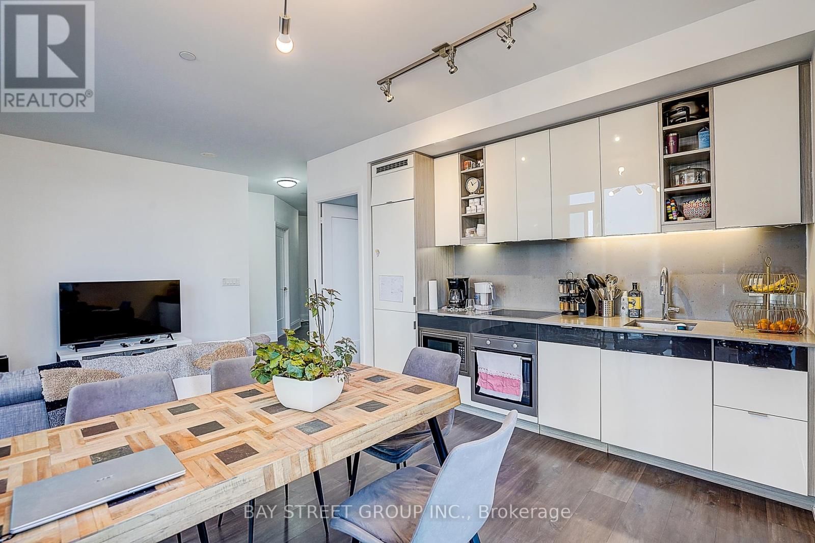 315 - 101 ERSKINE AVENUE Image 11