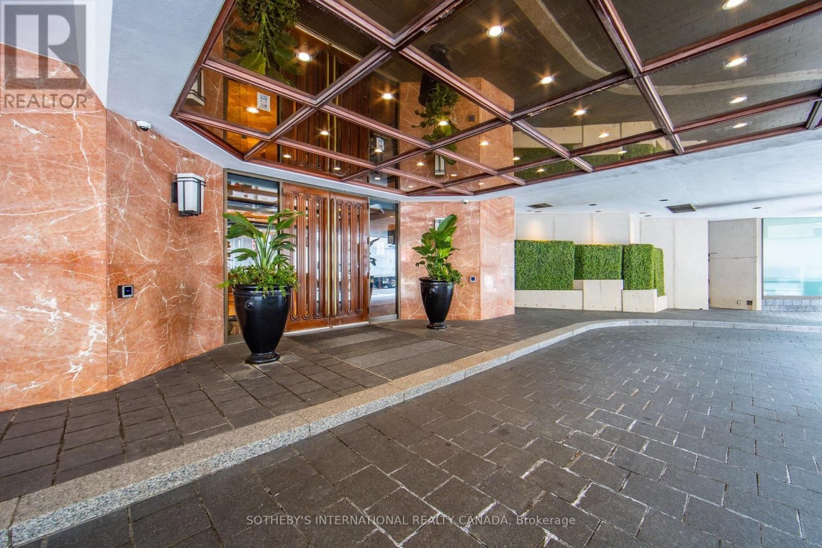 1502 - 175 CUMBERLAND STREET Image 4