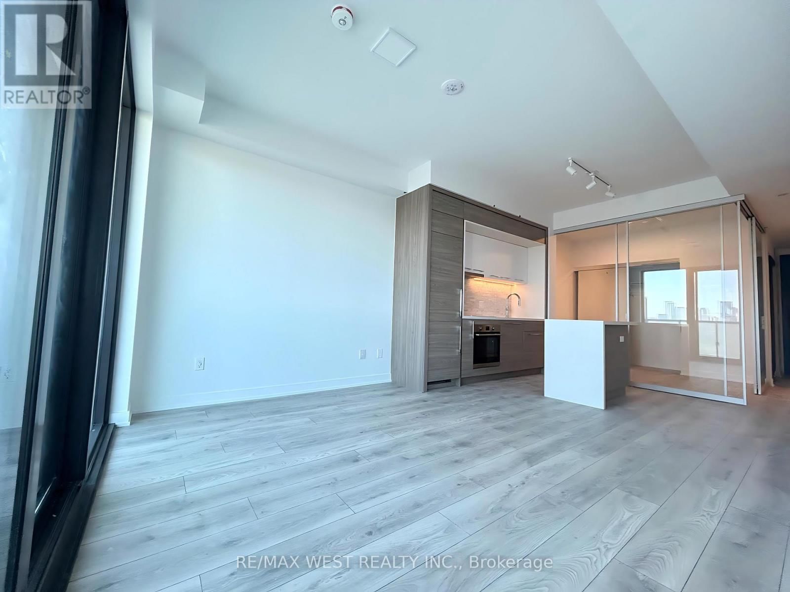 1602 - 29 GREEN TRAIL COURT Image 16